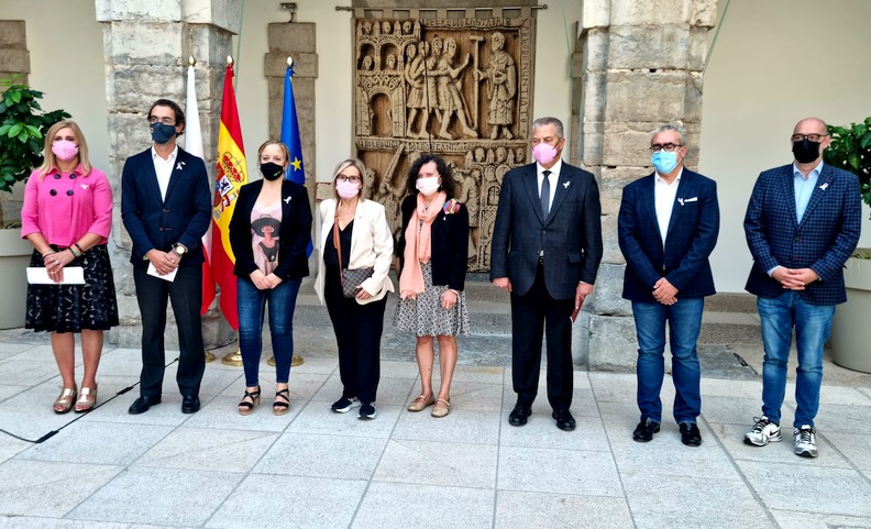 El Parlamento se suma a la lucha contra el cáncer de mama con la lectura del manifiesto de AMUCCAM