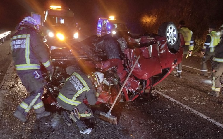 Cuatro heridos con pronóstico reservado en un accidente en Santa María de Cayón