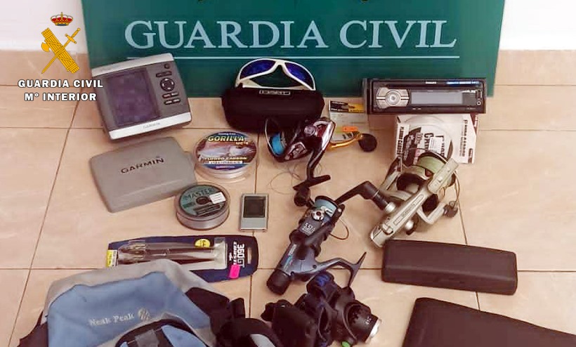 Detenida una pareja que intentaba vender material de pesca sustraído de una furgoneta