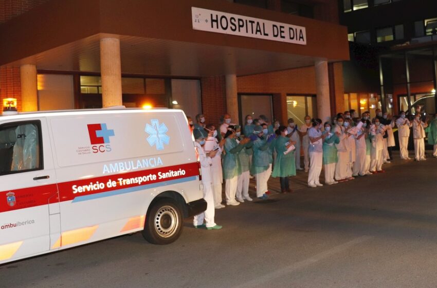 En la imagen de archivo aplausos de sanitarios en el exterior del Hospital Sierrallana - (C) David Laguillo -"Cantabria es la tercera comunidad que más sanitarios despide tras la pandemia", lamenta IU