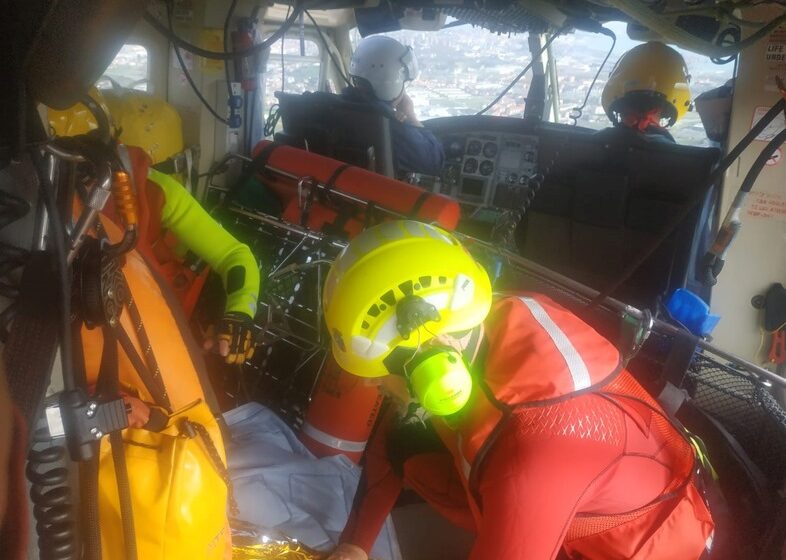 El helicóptero del Gobierno de Cantabria rescata a un pescador cuando una ola le arrastró en la costa de Toñanes