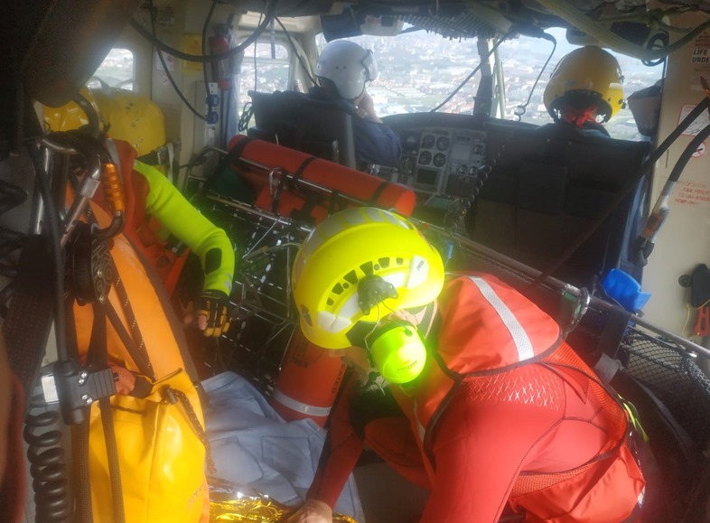 El helicóptero del Gobierno de Cantabria rescata a un pescador cuando una ola le arrastró en la costa de Toñanes