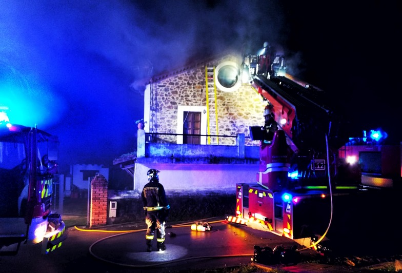 Un incendio calcina una vivienda en Valdáliga