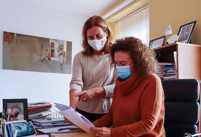 La alcaldesa, María Teresa Noceda Llano, en su despacho junto a la técnica de la Agencia de Desarrollo Local del municipio