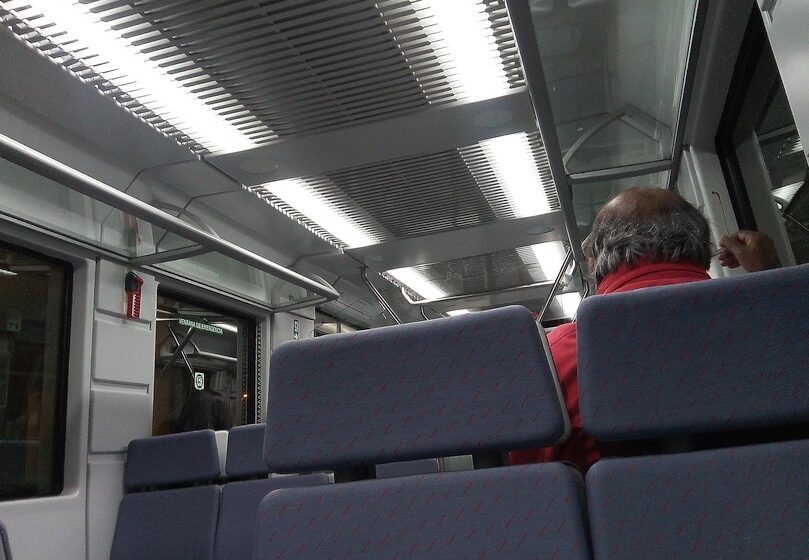 En la imagen el interior de un tren de FEVE en Cantabria, cuyo servicio ha experimentado un deterioro notable tras las inversiones de ADIF en la alta velocidad - (C) Foto: David Laguillo Las Mesas de Movilidad tildan de “disparate” el incremento de tiempos de viaje en cercanías y exigen la convocatoria de la Mesa del Ferrocarril