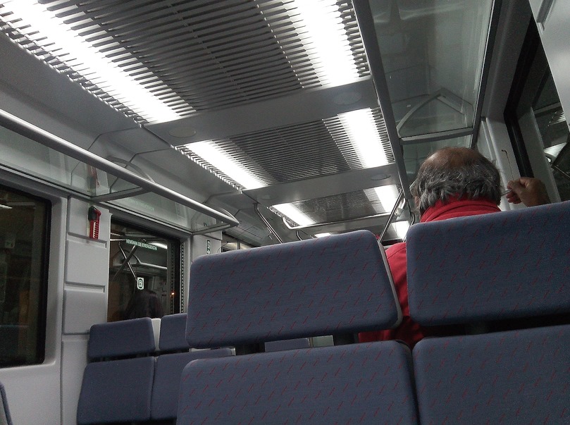 En la imagen el interior de un tren de FEVE en Cantabria, cuyo servicio ha experimentado un deterioro notable tras las inversiones de ADIF en la alta velocidad - (C) Foto: David Laguillo Las Mesas de Movilidad tildan de “disparate” el incremento de tiempos de viaje en cercanías y exigen la convocatoria de la Mesa del Ferrocarril