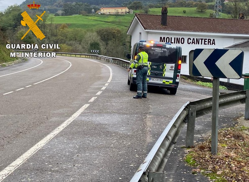 La Guardia Civil investiga a un joven que puso en riesgo el auxilio de un accidente de tráfico