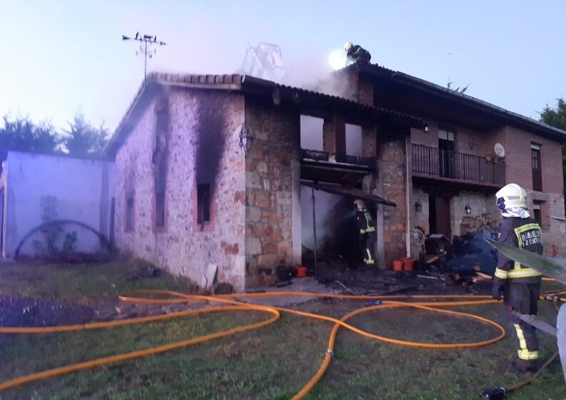 Un incendio calcina una antigua cuadra usada como almacén en Ambrosero