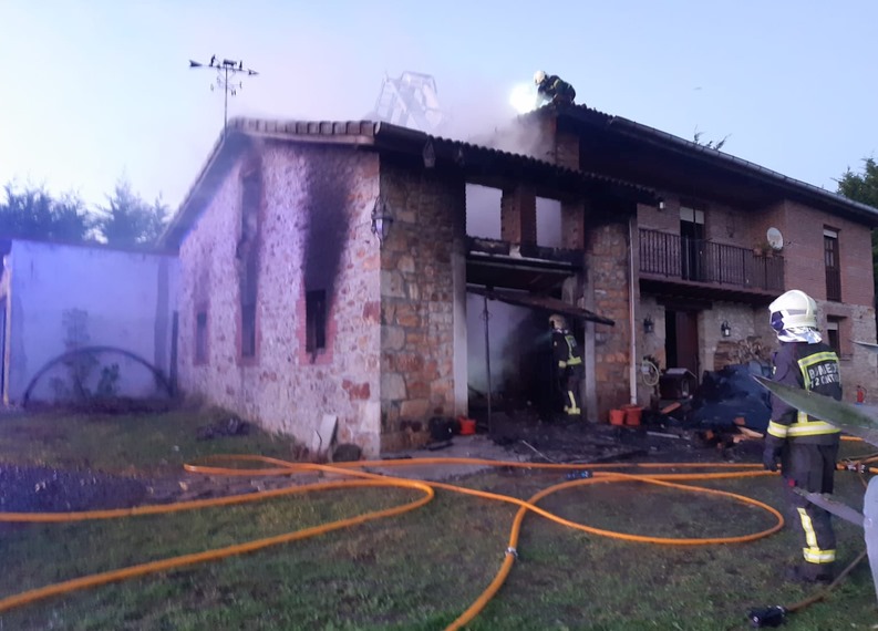 Un incendio calcina una antigua cuadra usada como almacén en Ambrosero