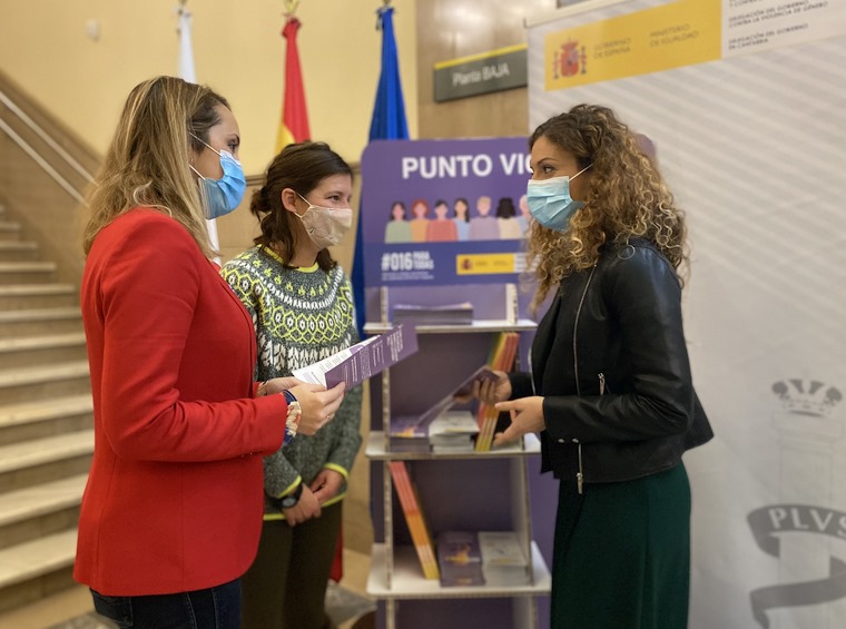 La delegada del Gobierno en Cantabria ha presentado este martes los ‘Puntos Violetas’ que la Delegación va a instalar en las áreas de sus servicios de información