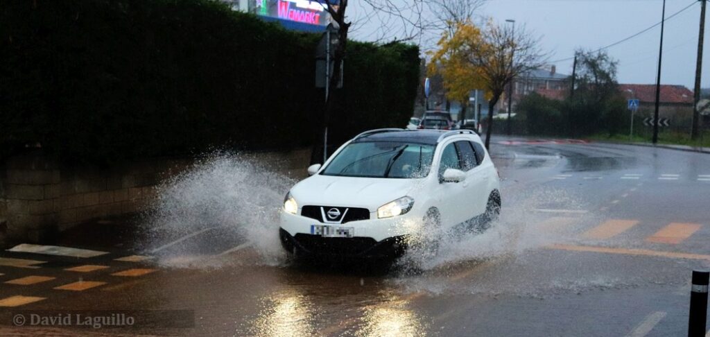 En la imagen un coche pasa por un charco en Cartes