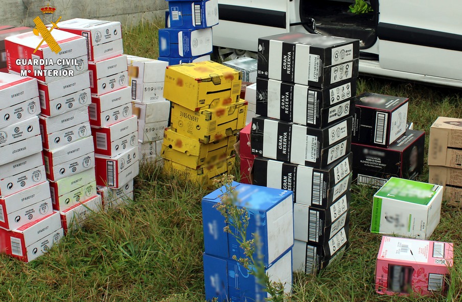 La Guardia Civil detiene a los presuntos autores del butrón en una empresa de Ramales y recupera miles de euros en bebidas