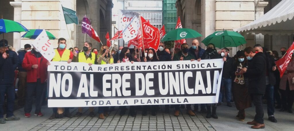 Cerca de un 90% de la plantilla de Unicaja secunda la huelga en Cantabria