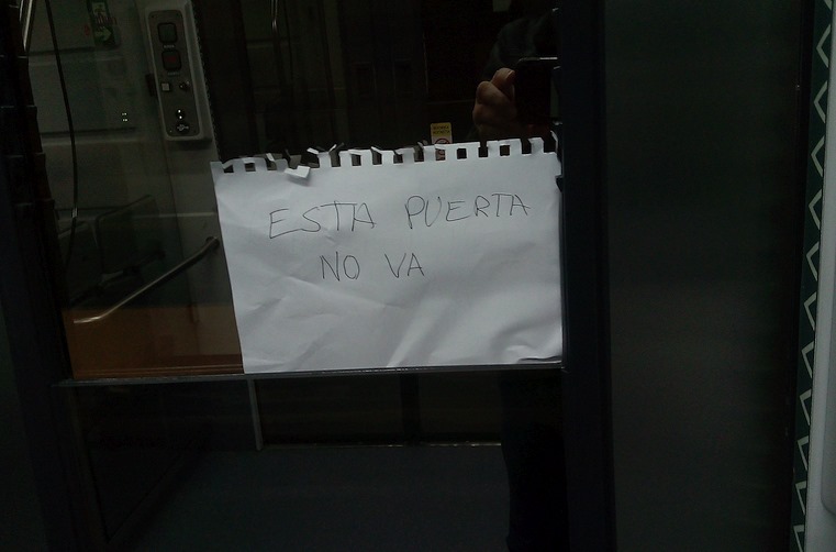 Los viajeros, hartos del "caos" en los trenes de cercanías de Cantabria