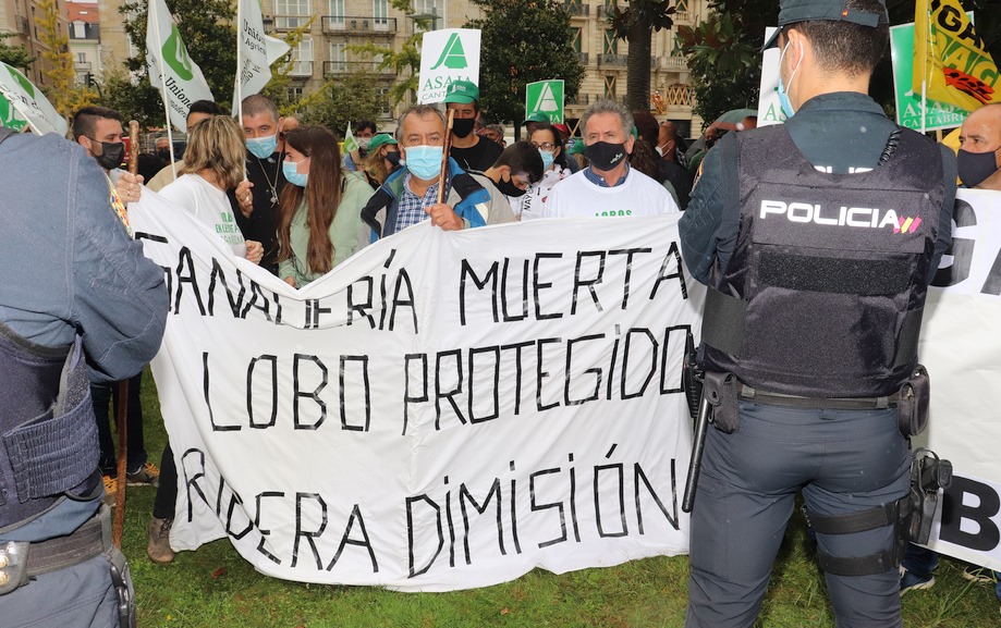 En la imagen ganaderos protestan durante una visita de Pedro Sánchez a Santander - (C) Foto: David Laguillo