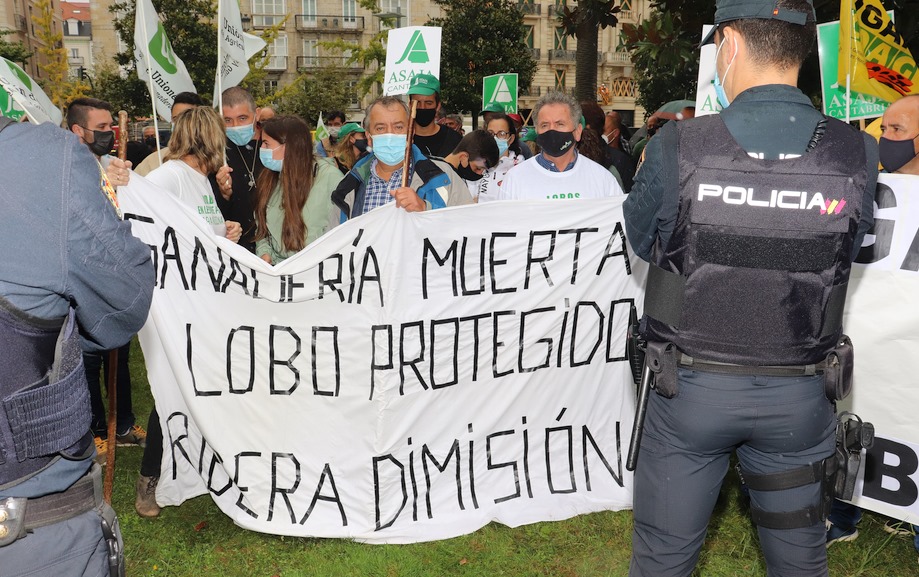 En la imagen ganaderos protestan durante una visita de Pedro Sánchez a Santander - (C) Foto: David Laguillo