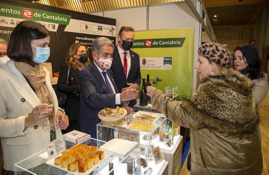 Revilla aplaude el ingenio, la calidad y la variedad del sector agroalimentario en la inauguración de la XVII Feria del Producto de Cantabria