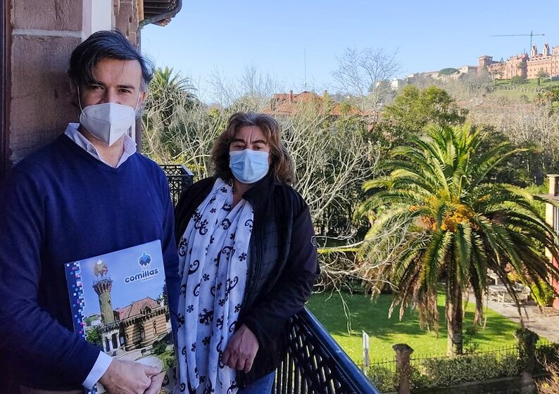 Foto: El concejal de Comercio y Turismo, Pedro Velarde, junto a la presidenta de la Asociación de Comerciantes de Comillas, Lucía Olano.