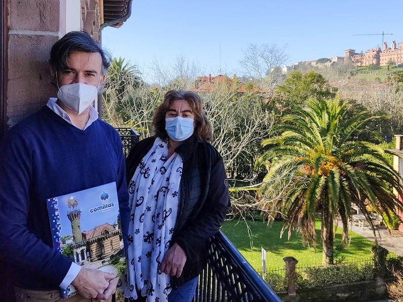 Foto: El concejal de Comercio y Turismo, Pedro Velarde, junto a la presidenta de la Asociación de Comerciantes de Comillas, Lucía Olano.