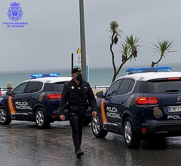 La Policía Nacional salva la vida de un varón en Cabo Menor y socorre a otra persona inconsciente en Cuatro Caminos