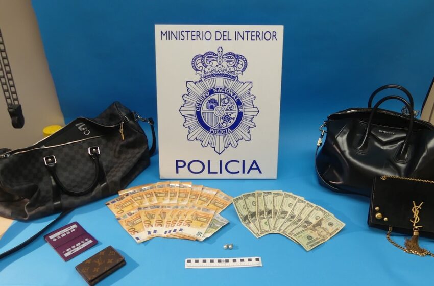 La Policía Nacional detiene a dos hombres y a una mujer por robar en un domicilio de Puerto Chico y pertenencia a organización criminal