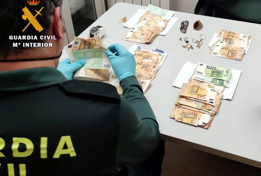 Detenidos por el robo en una vivienda y hurtos en establecimientos por valor de más de 10.000 euros