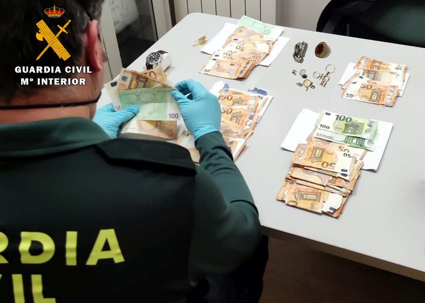 Detenidos por el robo en una vivienda y hurtos en establecimientos por valor de más de 10.000 euros