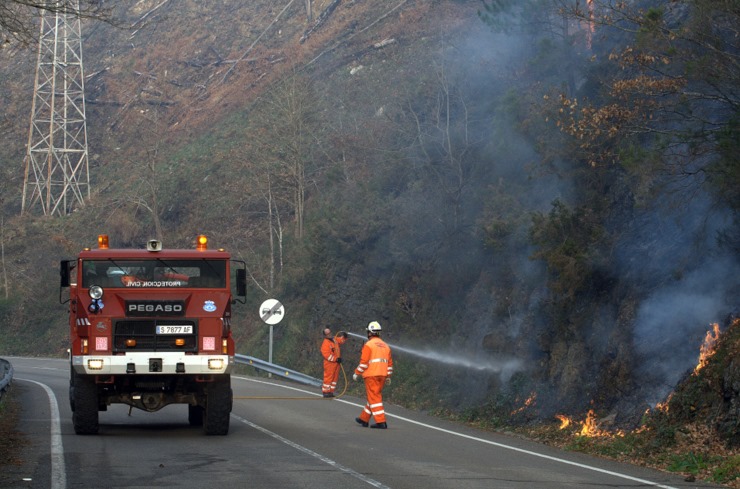 En la imagen de archivo, incendios en Cantabria (C) Foto: David Laguillo