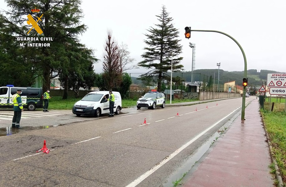 La Guardia Civil detiene a un hombre que por dos veces casi atropella a dos agentes para evitar ser parado