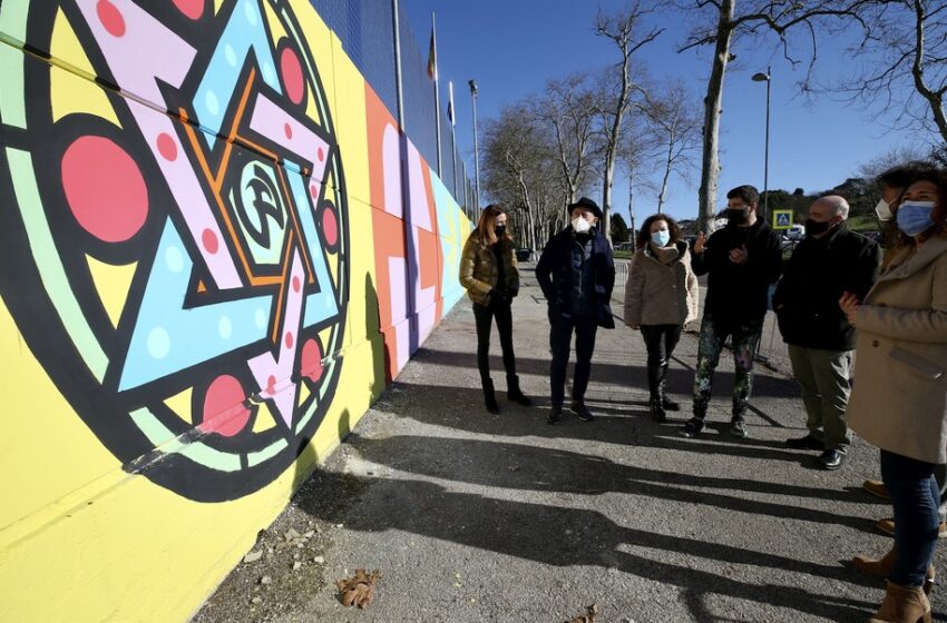 López Marcano inaugura el mural ‘Signo y Seña’, de Néstor del Barrio, en el entorno del Camino de Santiago a su paso por Comillas - Foto: Lara Revilla/Gobierno de Cantabria