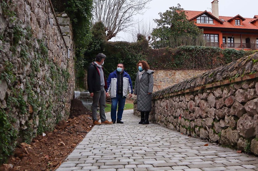 Pie de Foto: La alcaldesa, María Teresa Noceda Llano, durante la visita a las obras del camino de la Puerta de los Pájaros junto al concejal de Obra y Movilidad, Julián Rozas, y el edil, Pedro Velarde.