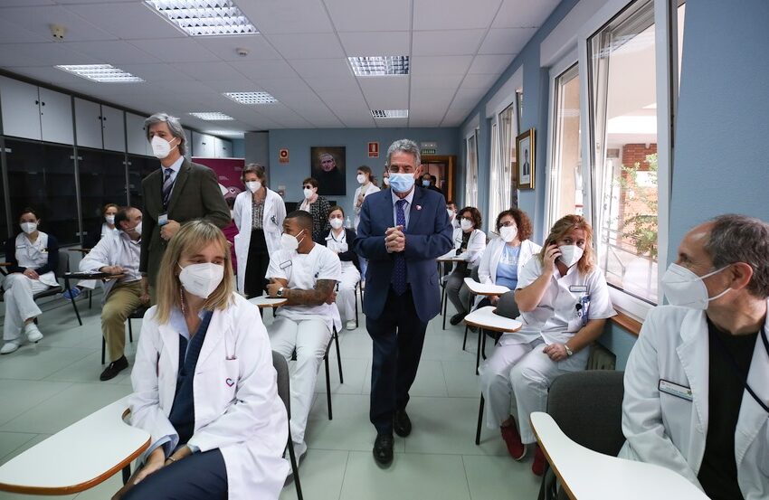 Miguel Ángel Revilla alerta de las consecuencias de la pandemia sobre la salud mental, durante su visita a Padre Menni - Foto: Lara Revilla, gobierno de Cantabria