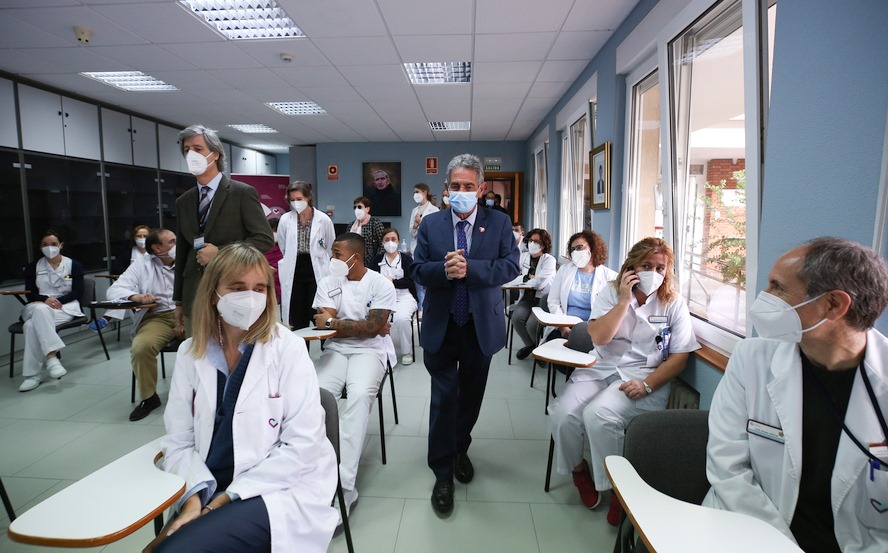 Miguel Ángel Revilla alerta de las consecuencias de la pandemia sobre la salud mental, durante su visita a Padre Menni - Foto: Lara Revilla, gobierno de Cantabria