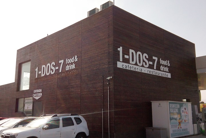 El local de 1-Dos 7 Food&Drink, negocio cerrado desde hace años, está ubicado en la gasolinera de Requejada