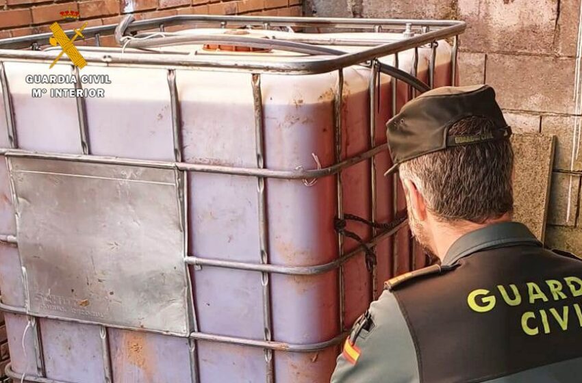  La Guardia Civil interviene en un camión un depósito con más de mil litros de gasóleo de procedencia desconocida
