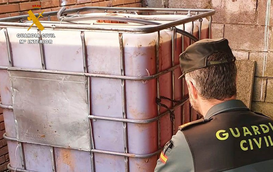 La Guardia Civil interviene en un camión un depósito con más de mil litros de gasóleo de procedencia desconocida