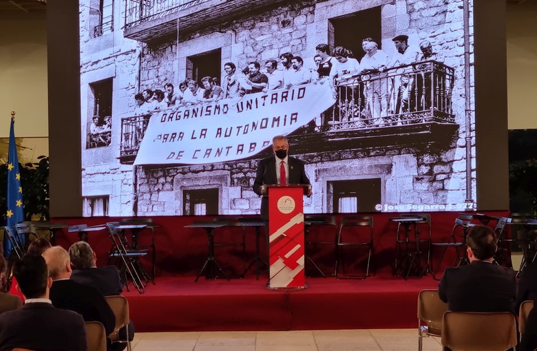 El presidente del Parlamento destaca que la autonomía de Cantabria “se ganó en la calle”