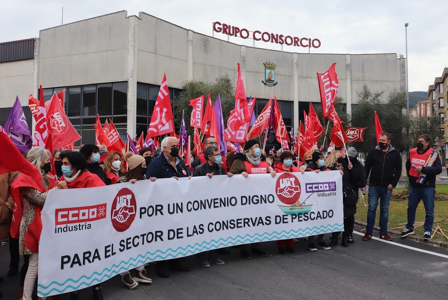 Cientos de personas se manifiestan en Santoña contra la precariedad laboral en las conserveras de pescado - (C) Fotos: David Laguillo