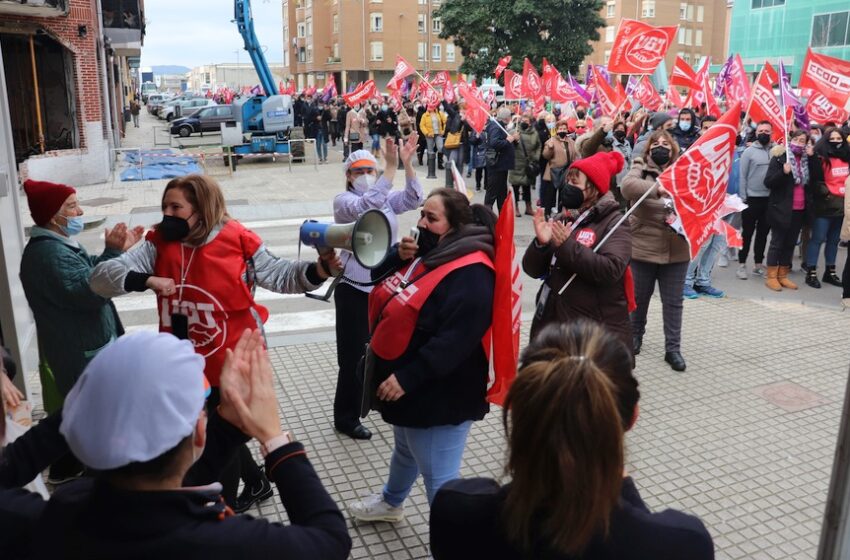 Los manifestantes reciben aplausos de trabajadoras de un supermercado cercano - Cientos de personas se manifiestan en Santoña contra la precariedad laboral en las conserveras de pescado - (C) Fotos: David Laguillo