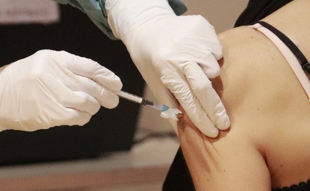 En la imagen una mujer es vacunada contra la COVID-19 (C) Foto: David Laguillo