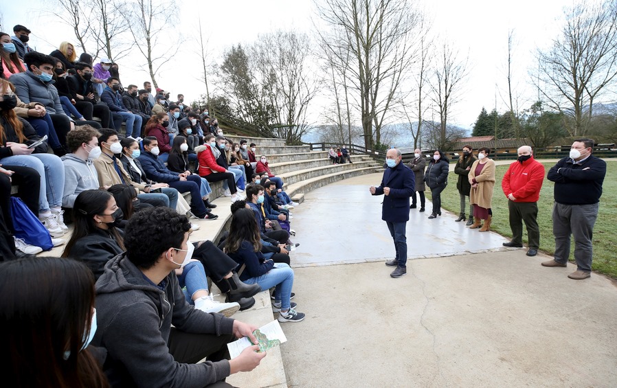 López Marcano recibe a los nuevos alumnos internacionales de UNEATLÁNTICO en Cabárceno - Foto: Lara Revilla/Gobierno de Cantabria