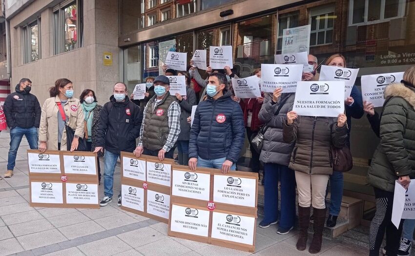 La plantilla en huelga del servicio de diálisis de Cantabria se concentra ante Sanidad y exige su mediación