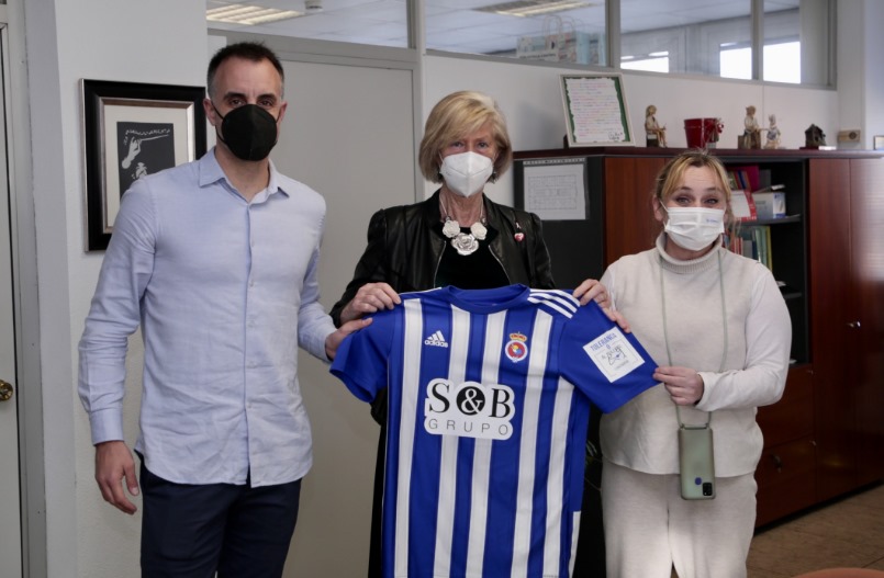 Foto: Nacho Romero / Gobierno de Cantabria - La consejera ha recibido la camiseta de la Real Sociedad Gimnástica que porta el logo de la Asociación Tolerancia Cero al Bullying y forma parte de la campaña de sensibilización y concienciación contra este tipo de violencia