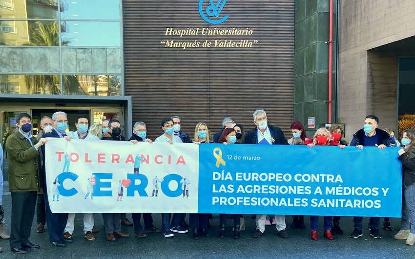  El Foro Sanitario de Cantabria se concentra para protestar por las agresiones a profesionales de la salud