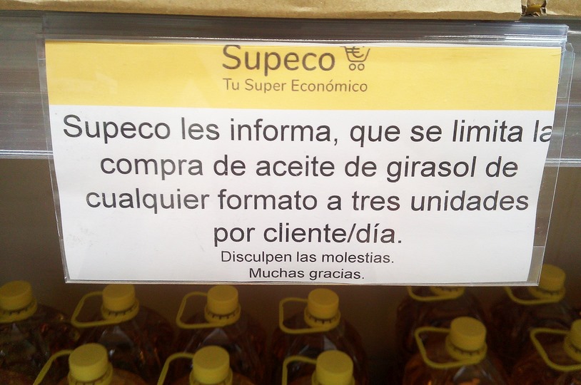 En la imagen un cartel en el que se limita la compra de aceite de girasol en supermercados españoles