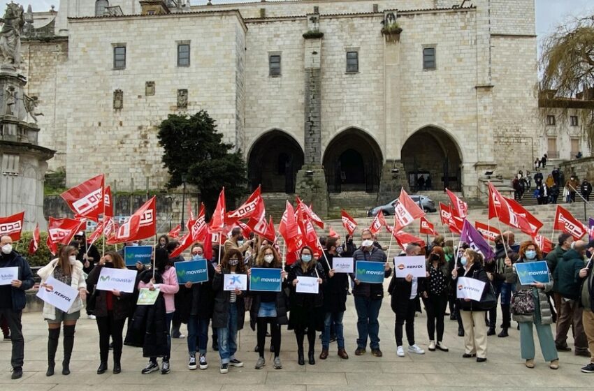 Trabajadores del sector del ‘contact center’ se concentran en la plaza de la catedral de Santander