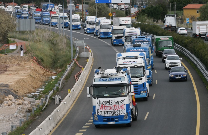 Cientos de camiones ralentizan la autovía A-67 - (C) Fotos: David Laguillo, 21 de marzo de 2022