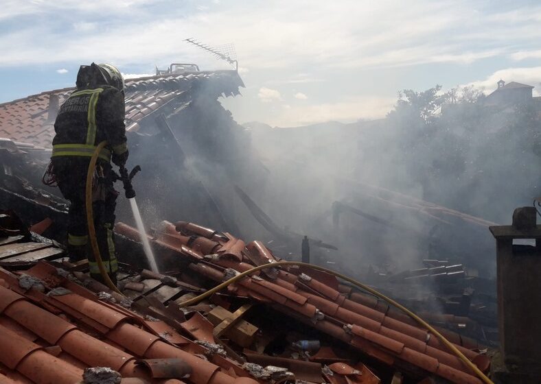  Bomberos de Santander y el 112 extinguen un incendio en una vivienda de Sobremazas