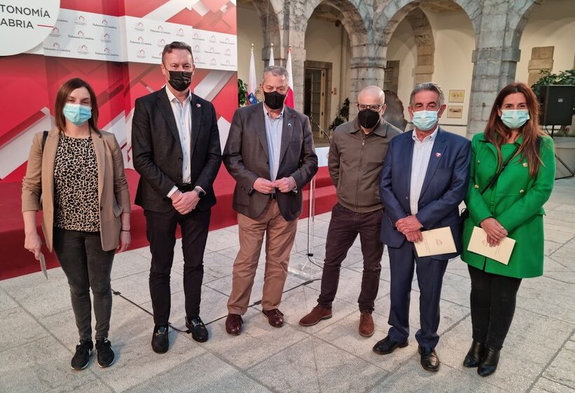 Ansola reivindica el humor como “síntoma de democracia” en la inauguración de la muestra del Parlamento de Cantabria