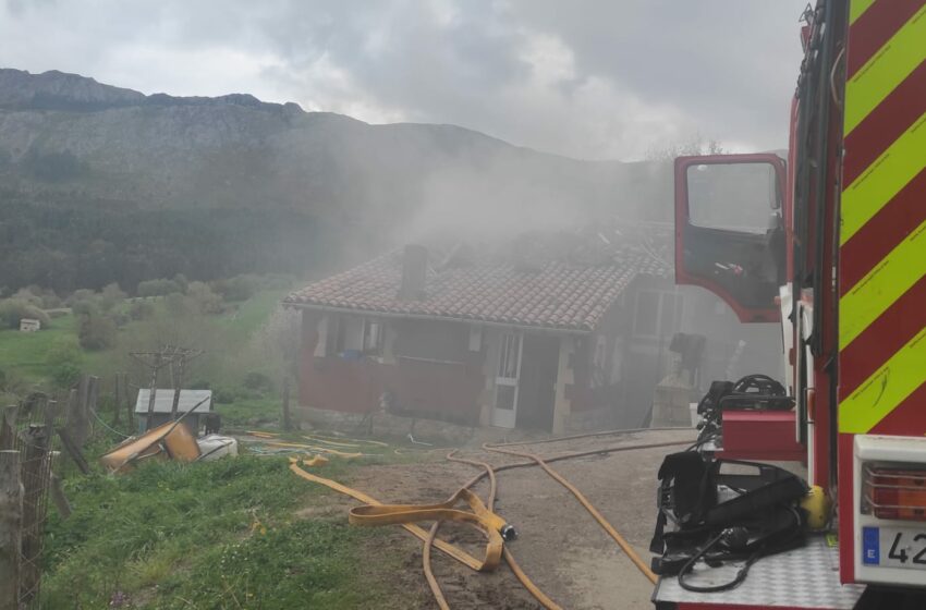 Un incendio causa importantes daños en una vivienda de San Felices de Buelna